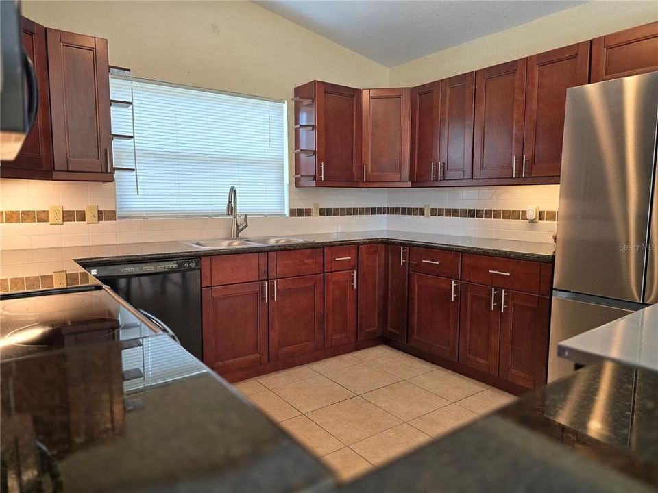 合同活跃: $217,116 (3 贝兹, 2 浴室, 1802 平方英尺)