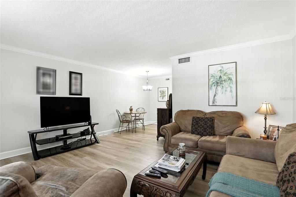 待售: $179,000 (1 贝兹, 1 浴室, 645 平方英尺)