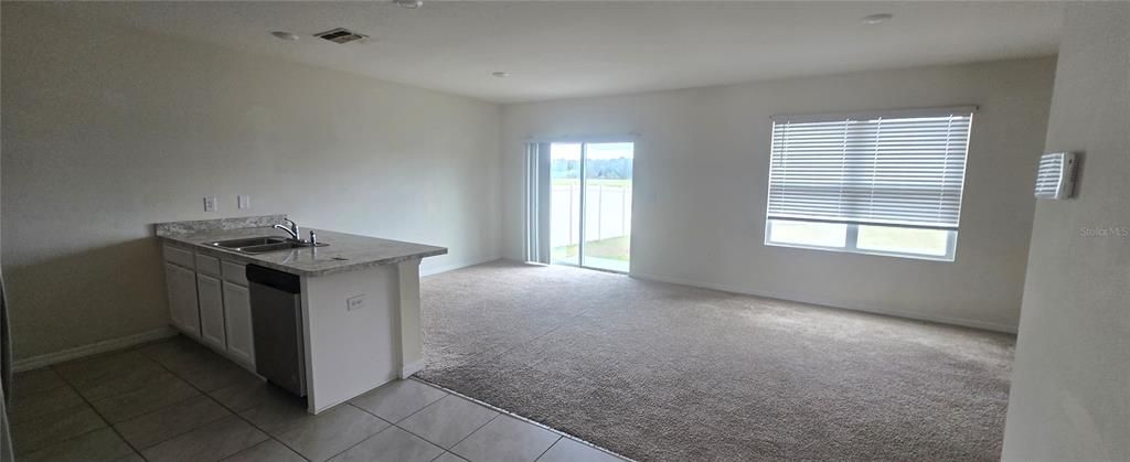 合同活跃: $249,900 (4 贝兹, 2 浴室, 1500 平方英尺)