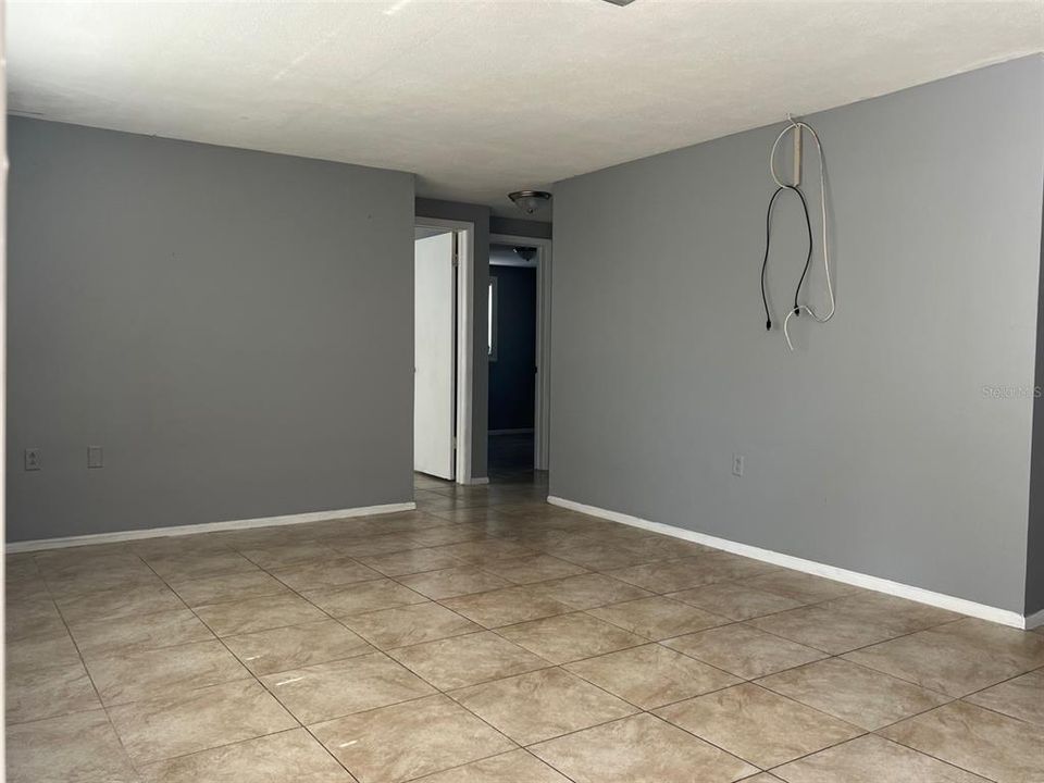 Active With Contract: $1,450 (2 beds, 1 baths, 905 Square Feet)