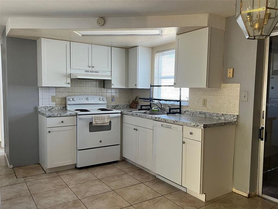 Active With Contract: $1,450 (2 beds, 1 baths, 905 Square Feet)