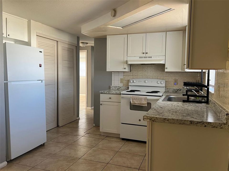 Active With Contract: $1,450 (2 beds, 1 baths, 905 Square Feet)