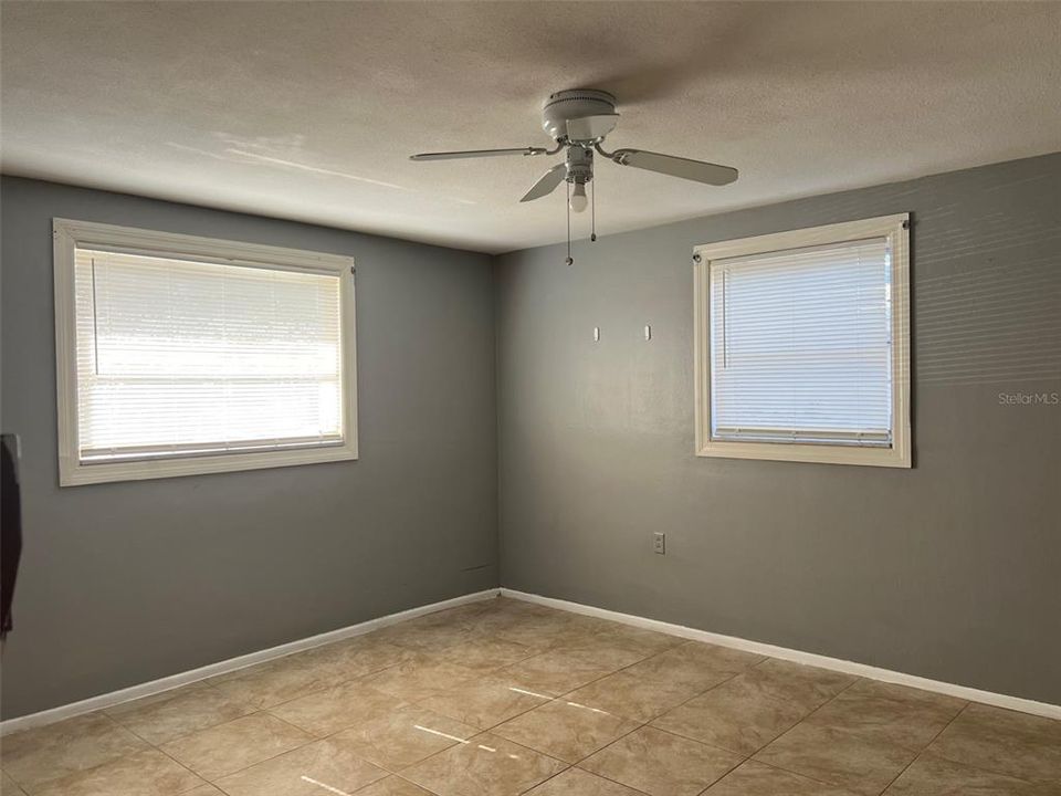 Active With Contract: $1,450 (2 beds, 1 baths, 905 Square Feet)