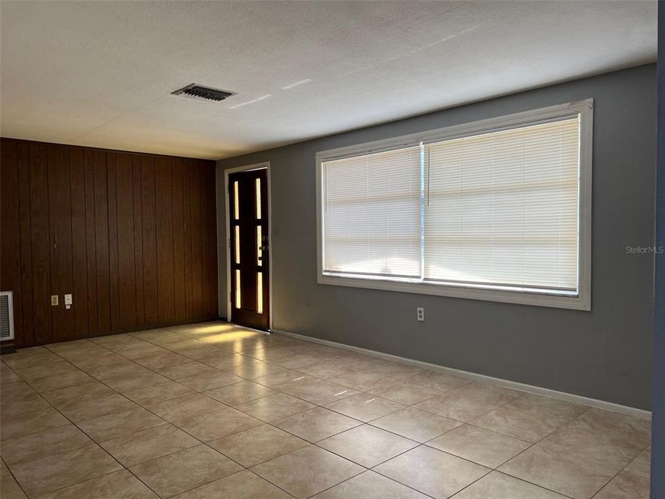 Active With Contract: $1,450 (2 beds, 1 baths, 905 Square Feet)