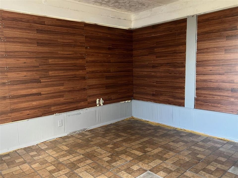 Active With Contract: $1,450 (2 beds, 1 baths, 905 Square Feet)