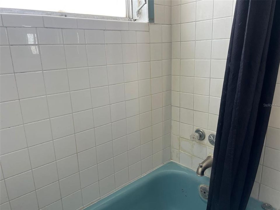 Active With Contract: $1,450 (2 beds, 1 baths, 905 Square Feet)