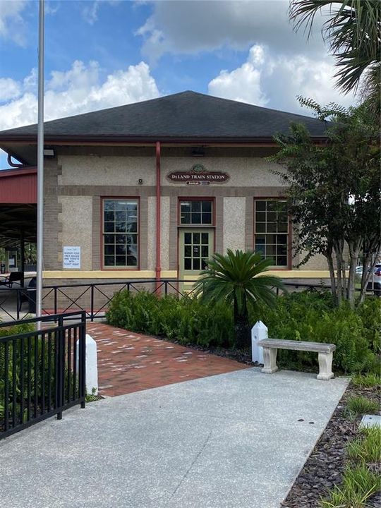 Active With Contract: $399,000 (3 beds, 2 baths, 1798 Square Feet)