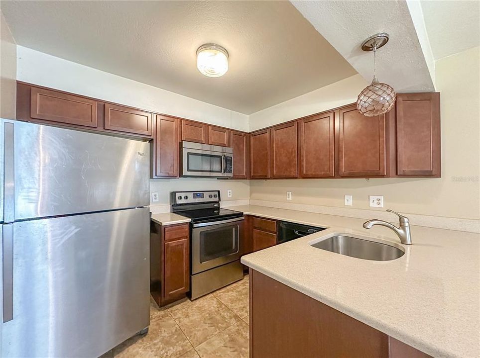 Activo con contrato: $425,000 (4 camas, 0 baños, 1984 Pies cuadrados)