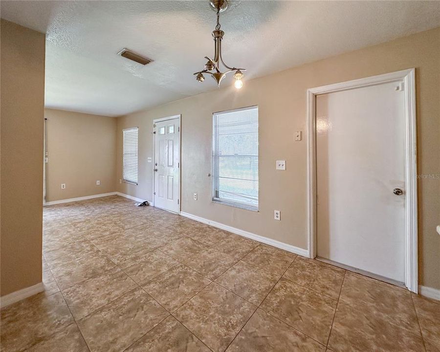 Activo con contrato: $425,000 (4 camas, 0 baños, 1984 Pies cuadrados)