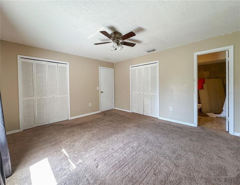 Activo con contrato: $425,000 (4 camas, 0 baños, 1984 Pies cuadrados)