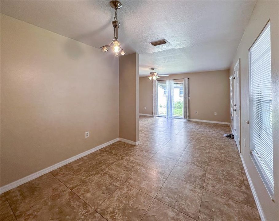 Activo con contrato: $425,000 (4 camas, 0 baños, 1984 Pies cuadrados)