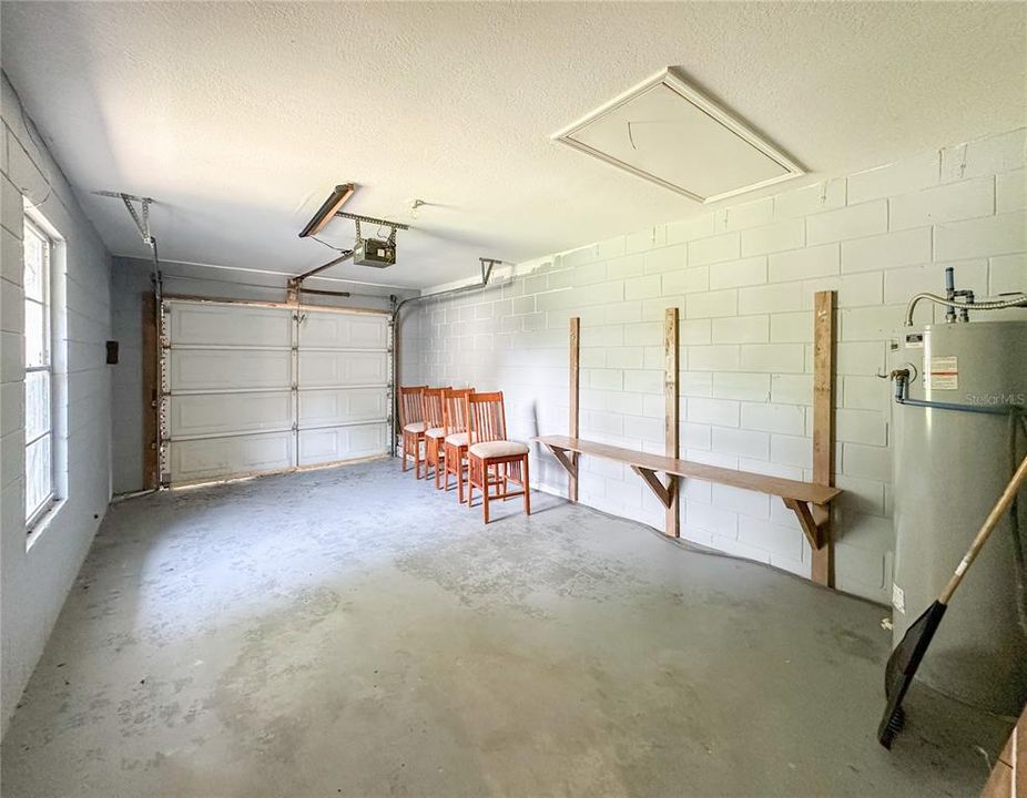 Activo con contrato: $425,000 (4 camas, 0 baños, 1984 Pies cuadrados)