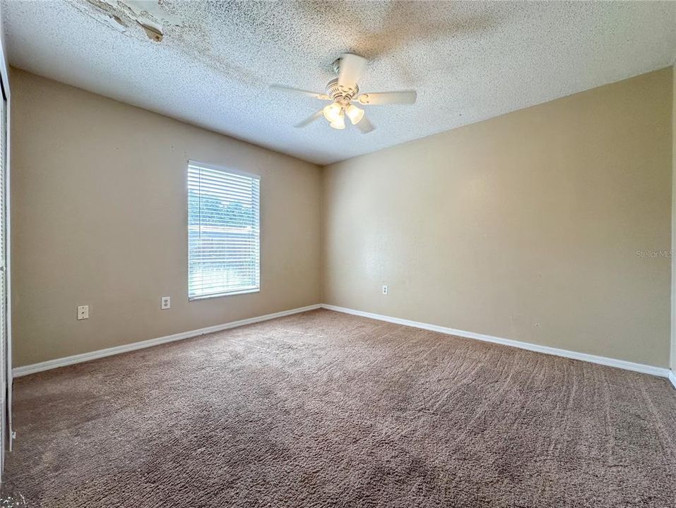 Activo con contrato: $425,000 (4 camas, 0 baños, 1984 Pies cuadrados)