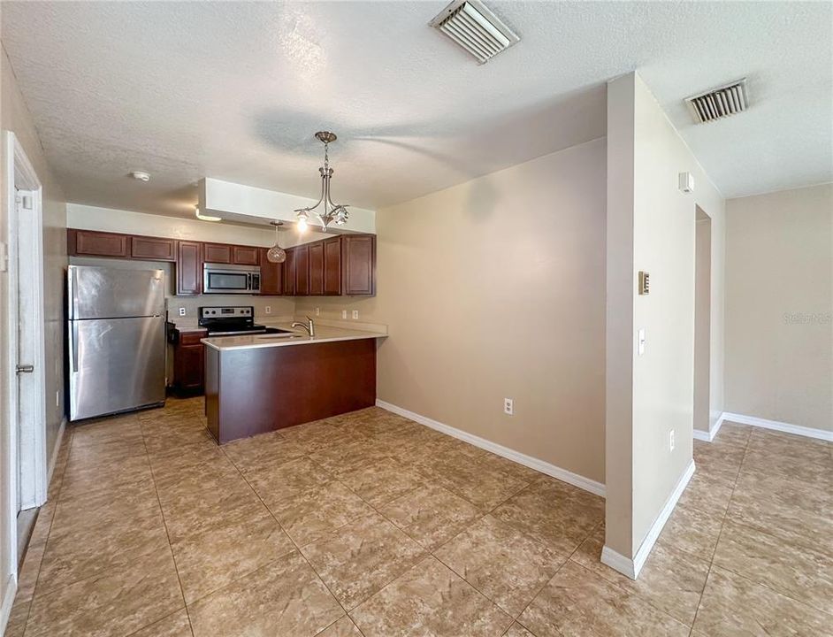 Activo con contrato: $425,000 (4 camas, 0 baños, 1984 Pies cuadrados)