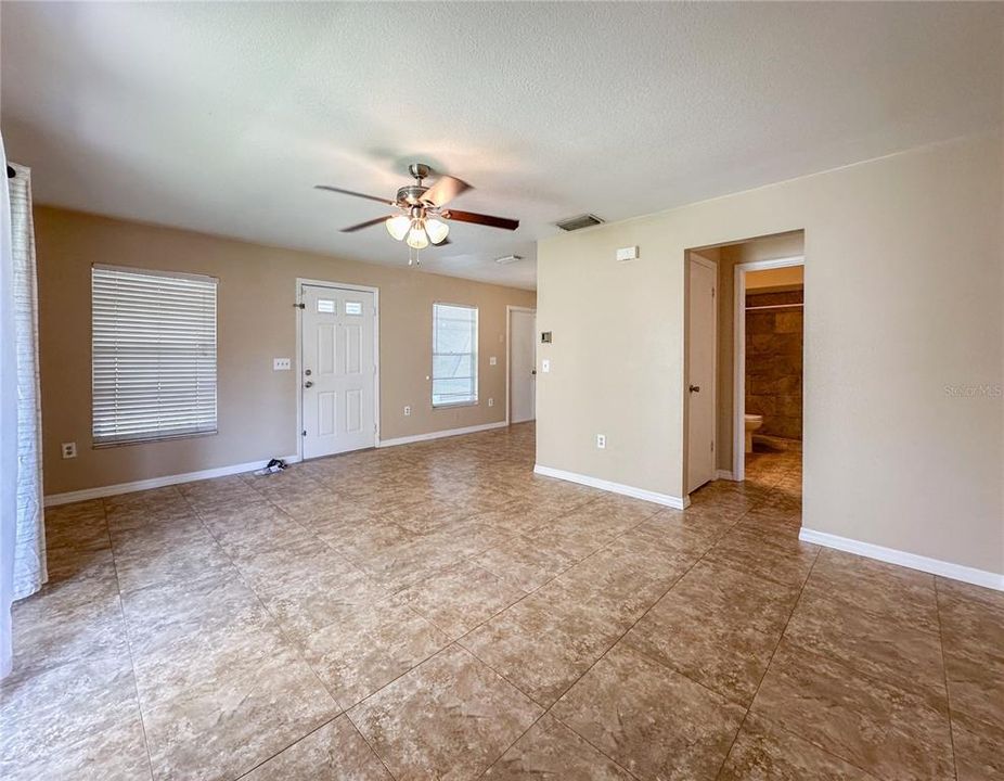 Activo con contrato: $425,000 (4 camas, 0 baños, 1984 Pies cuadrados)