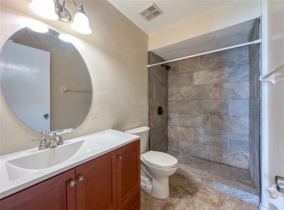 Activo con contrato: $425,000 (4 camas, 0 baños, 1984 Pies cuadrados)