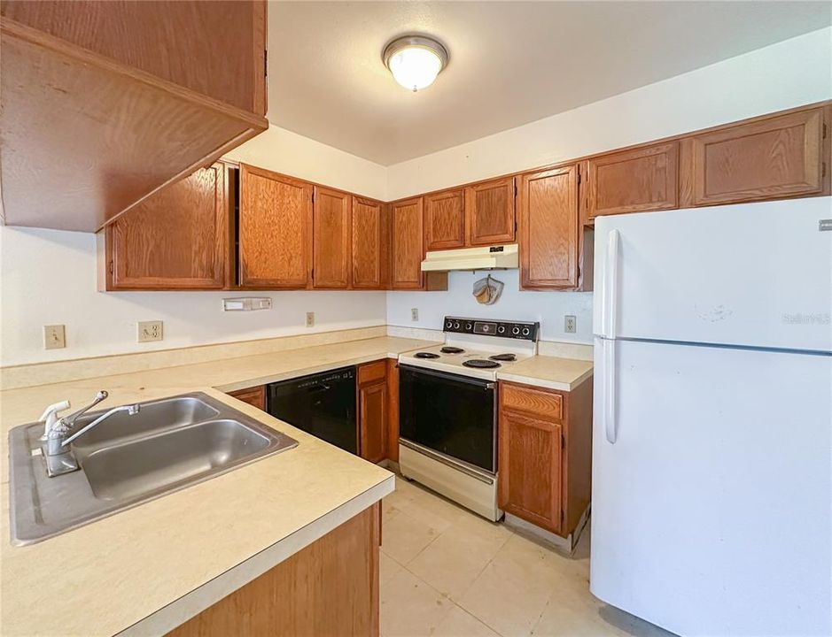 Activo con contrato: $425,000 (4 camas, 0 baños, 1984 Pies cuadrados)