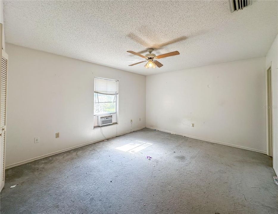 Activo con contrato: $425,000 (4 camas, 0 baños, 1984 Pies cuadrados)