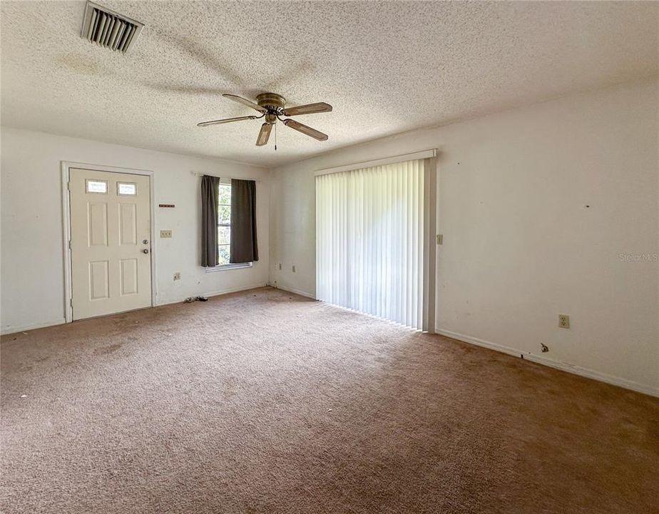 Activo con contrato: $425,000 (4 camas, 0 baños, 1984 Pies cuadrados)