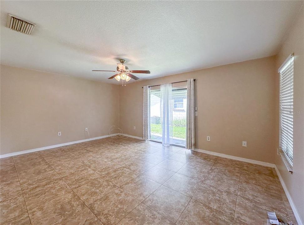 Activo con contrato: $425,000 (4 camas, 0 baños, 1984 Pies cuadrados)