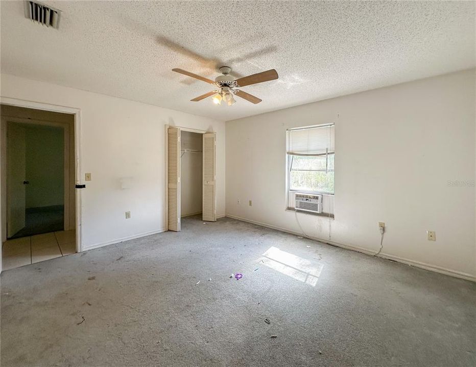 Activo con contrato: $425,000 (4 camas, 0 baños, 1984 Pies cuadrados)