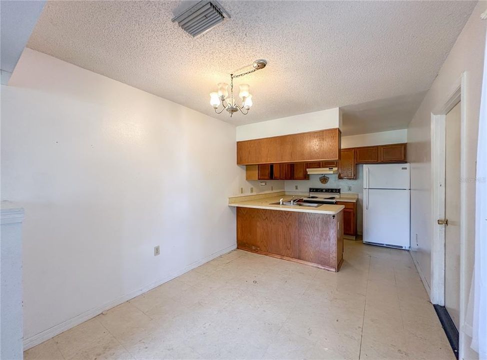 Activo con contrato: $425,000 (4 camas, 0 baños, 1984 Pies cuadrados)