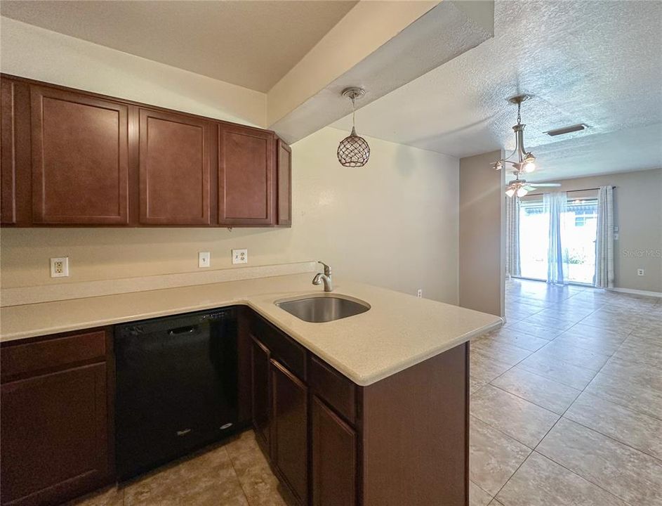 Activo con contrato: $425,000 (4 camas, 0 baños, 1984 Pies cuadrados)