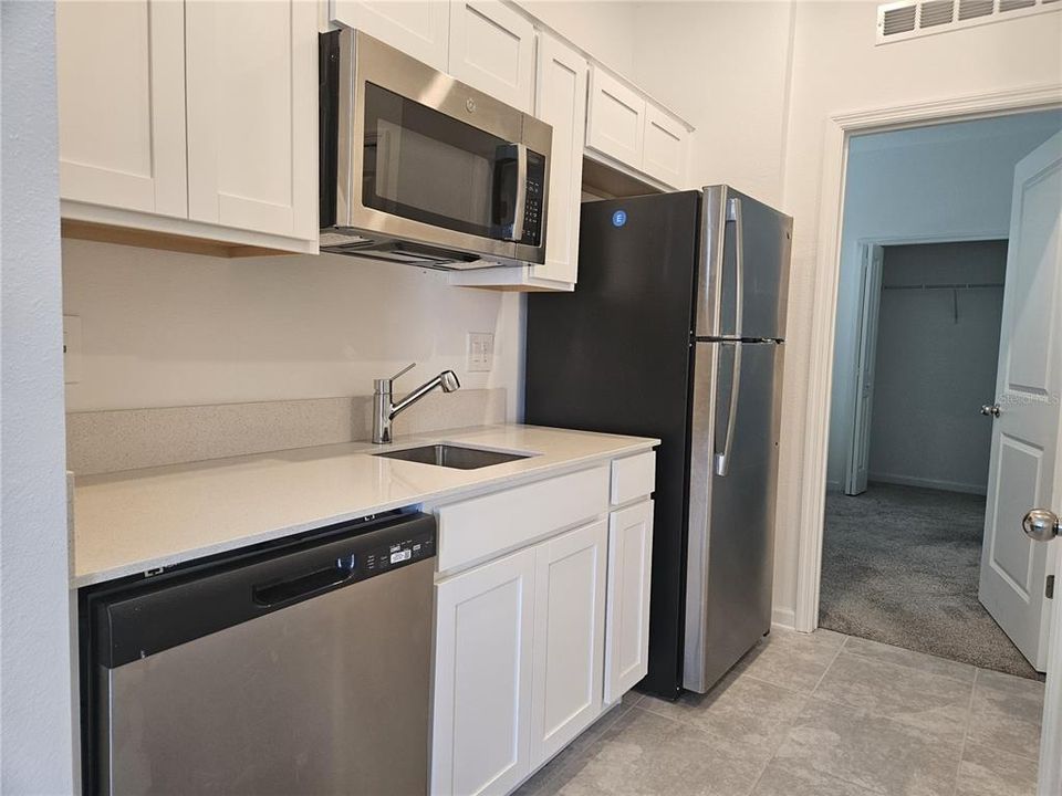 出租: $1,200 (1 贝兹, 1 浴室, 2080 平方英尺)