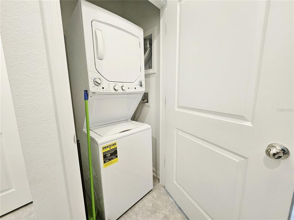 出租: $1,200 (1 贝兹, 1 浴室, 2080 平方英尺)