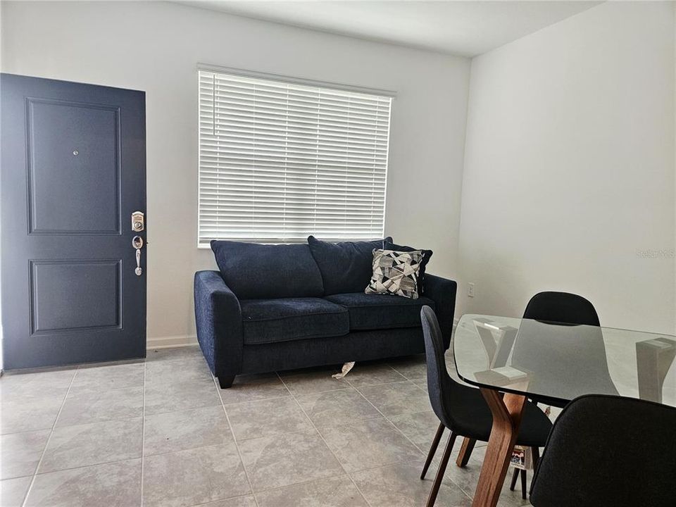 出租: $1,200 (1 贝兹, 1 浴室, 2080 平方英尺)