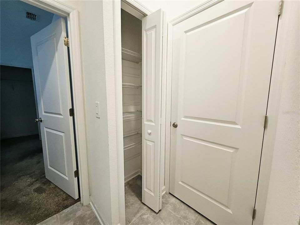 出租: $1,200 (1 贝兹, 1 浴室, 2080 平方英尺)