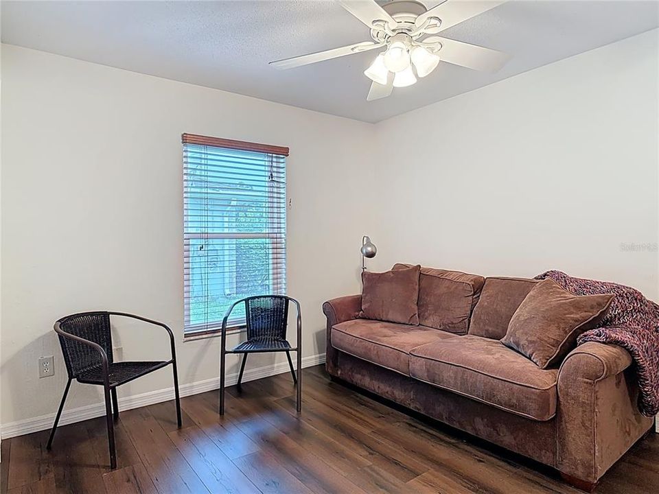 合同活跃: $319,000 (3 贝兹, 2 浴室, 1356 平方英尺)