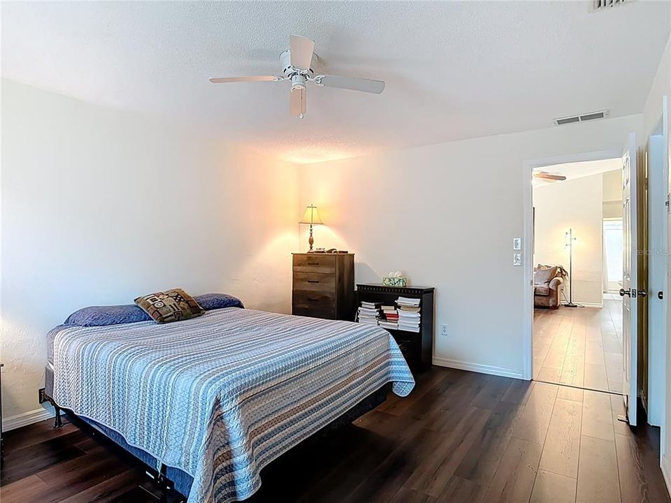 合同活跃: $319,000 (3 贝兹, 2 浴室, 1356 平方英尺)