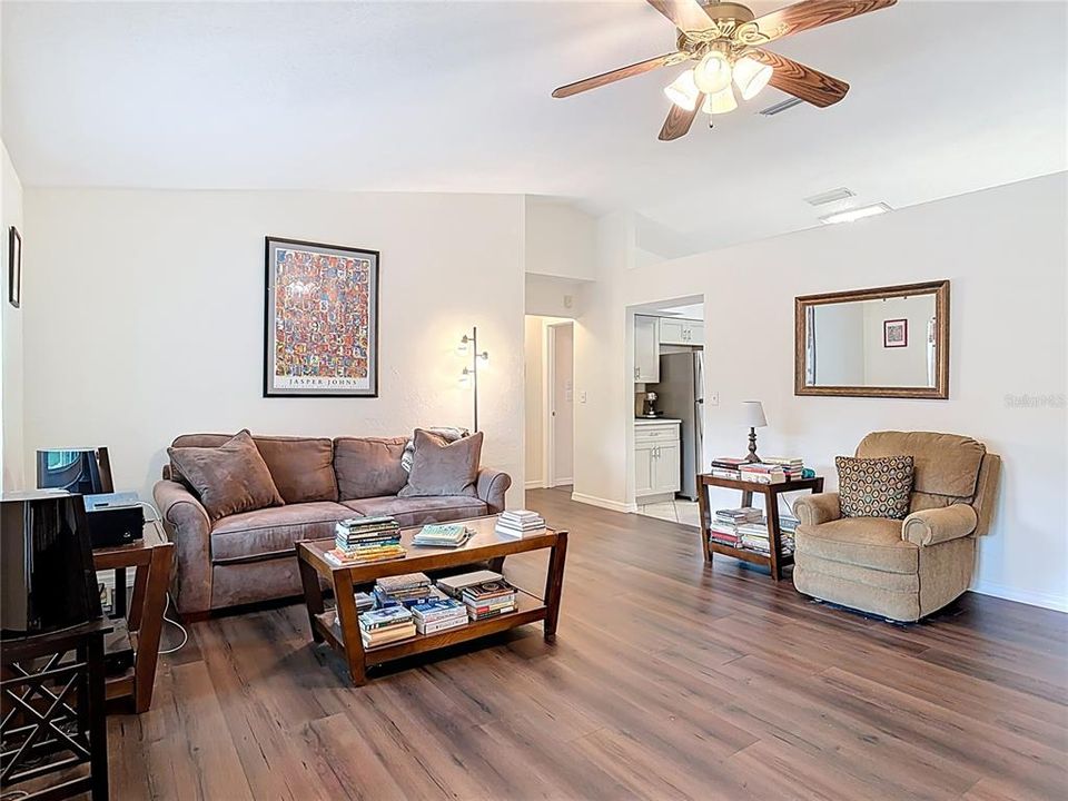 合同活跃: $319,000 (3 贝兹, 2 浴室, 1356 平方英尺)