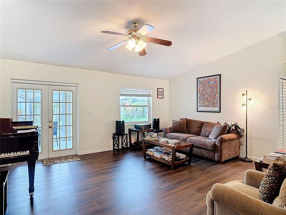 合同活跃: $319,000 (3 贝兹, 2 浴室, 1356 平方英尺)