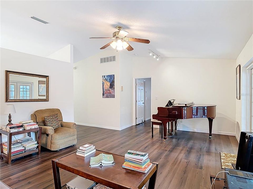 合同活跃: $319,000 (3 贝兹, 2 浴室, 1356 平方英尺)