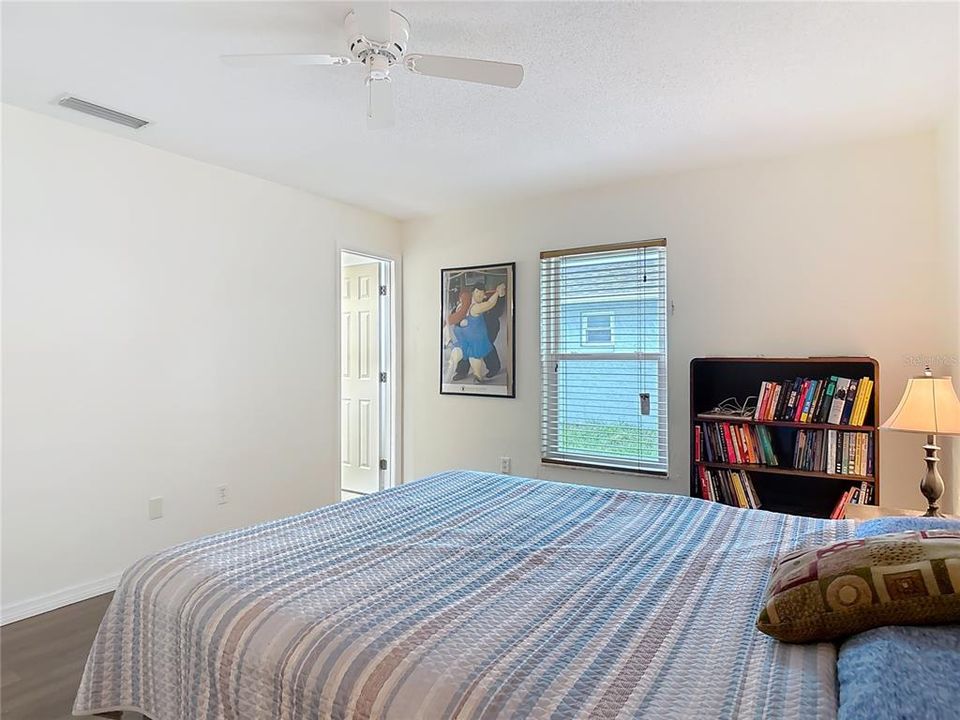 合同活跃: $319,000 (3 贝兹, 2 浴室, 1356 平方英尺)