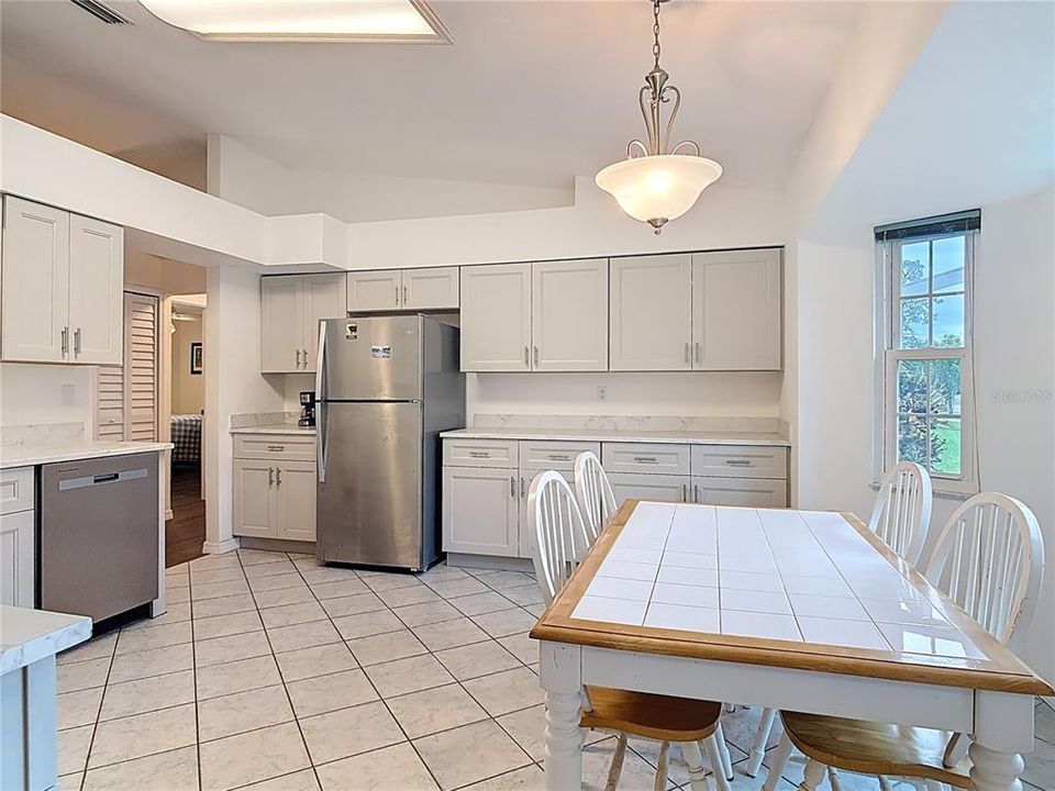 合同活跃: $319,000 (3 贝兹, 2 浴室, 1356 平方英尺)