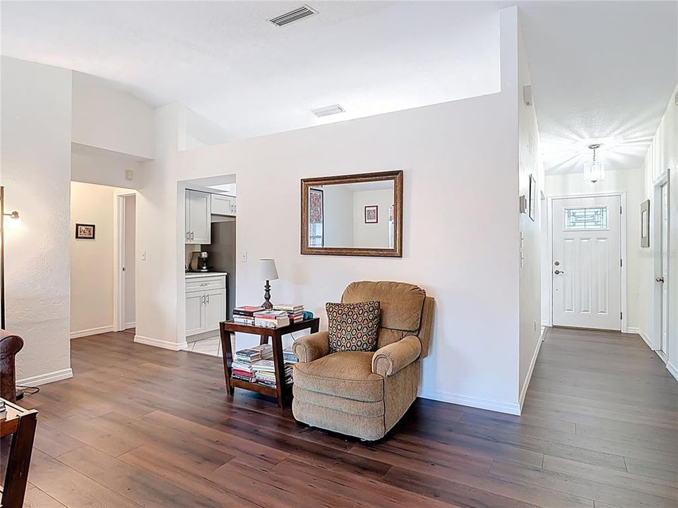 合同活跃: $319,000 (3 贝兹, 2 浴室, 1356 平方英尺)