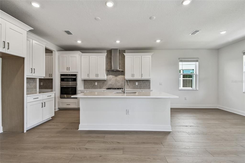 合同活跃: $799,999 (5 贝兹, 3 浴室, 3317 平方英尺)