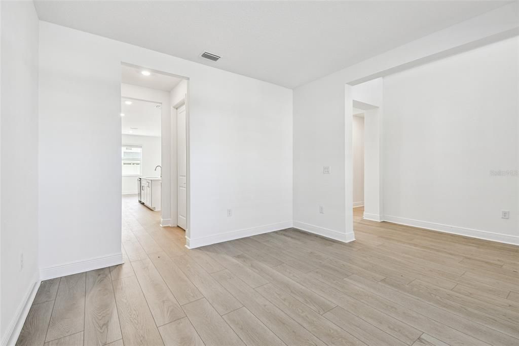 合同活跃: $799,999 (5 贝兹, 3 浴室, 3317 平方英尺)