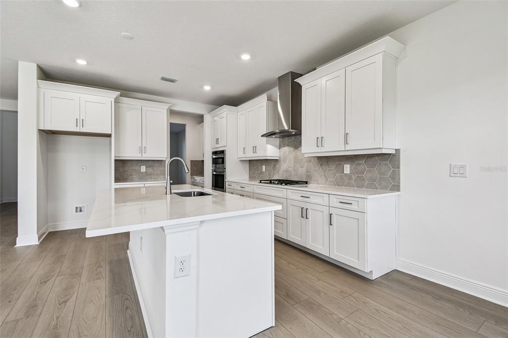 合同活跃: $799,999 (5 贝兹, 3 浴室, 3317 平方英尺)