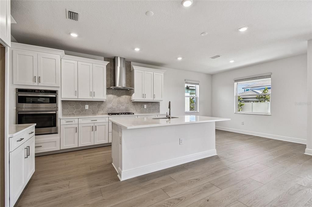 合同活跃: $799,999 (5 贝兹, 3 浴室, 3317 平方英尺)