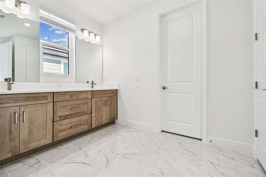 合同活跃: $799,999 (5 贝兹, 3 浴室, 3317 平方英尺)