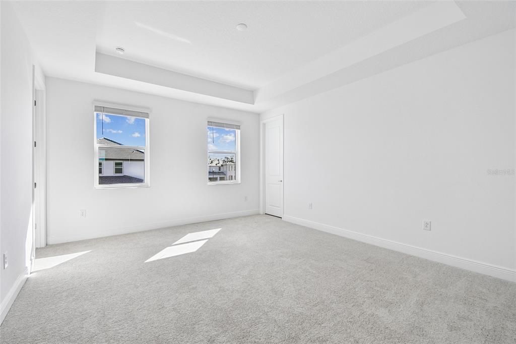 合同活跃: $799,999 (5 贝兹, 3 浴室, 3317 平方英尺)