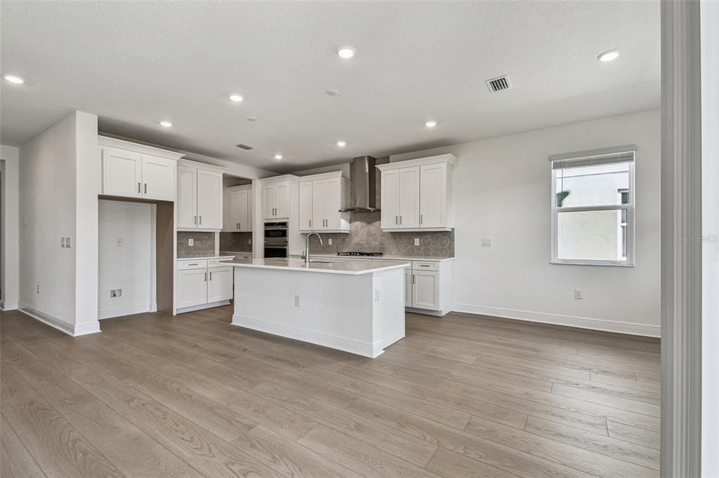 合同活跃: $799,999 (5 贝兹, 3 浴室, 3317 平方英尺)