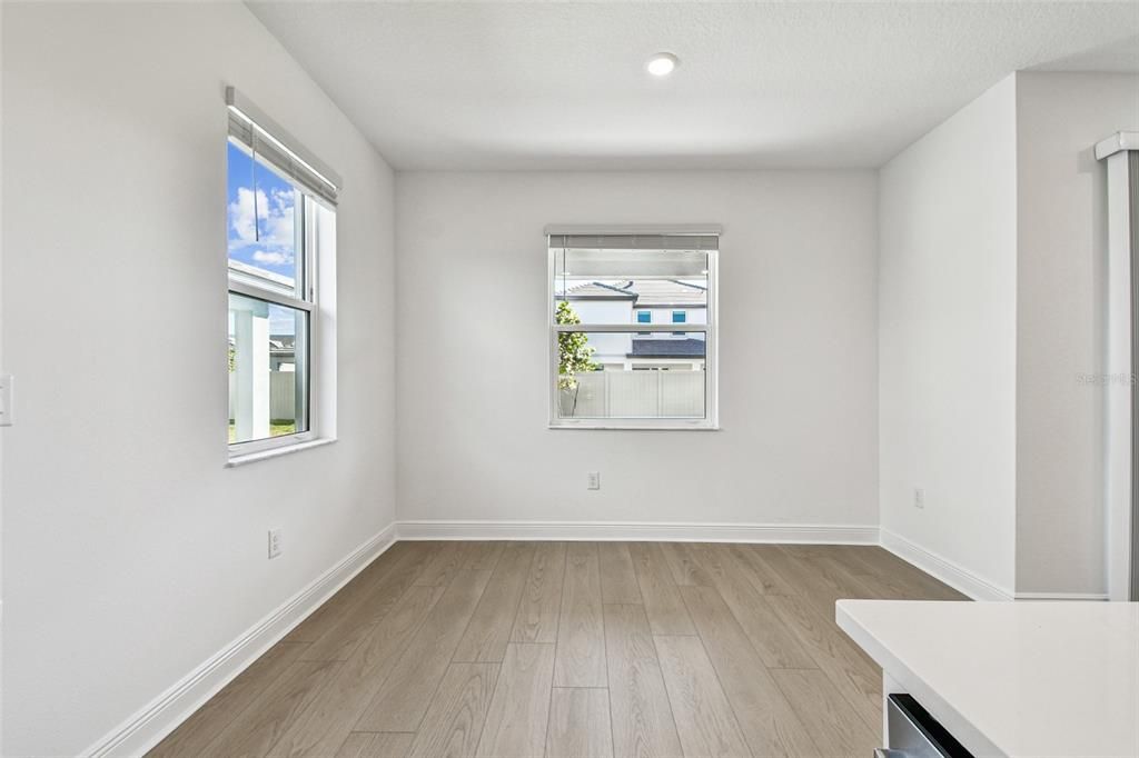 合同活跃: $799,999 (5 贝兹, 3 浴室, 3317 平方英尺)