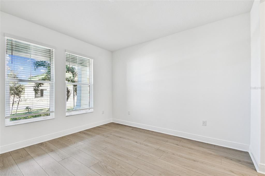 合同活跃: $799,999 (5 贝兹, 3 浴室, 3317 平方英尺)