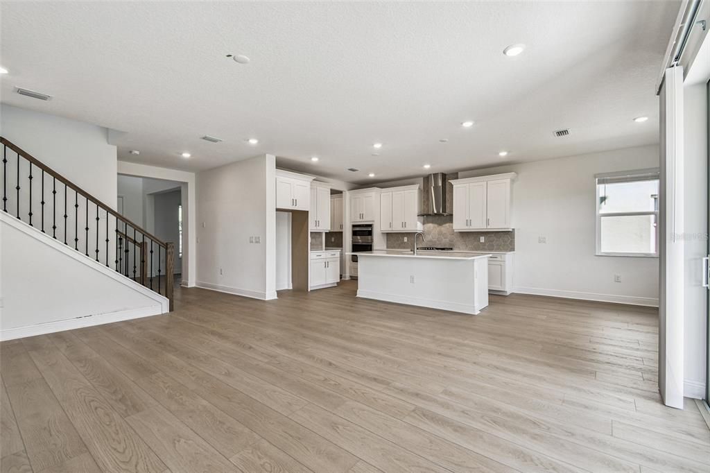 合同活跃: $799,999 (5 贝兹, 3 浴室, 3317 平方英尺)