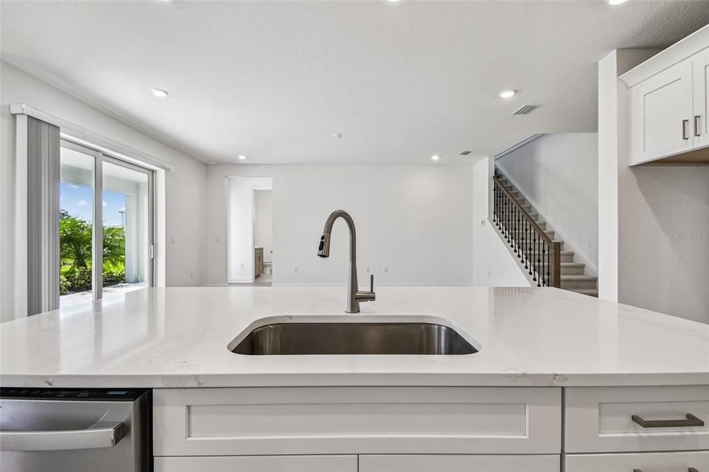 合同活跃: $799,999 (5 贝兹, 3 浴室, 3317 平方英尺)